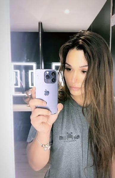 Amy — curvy, brown hair, JBR (2/8)